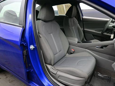 Used 2023 Hyundai Elantra SE image 13