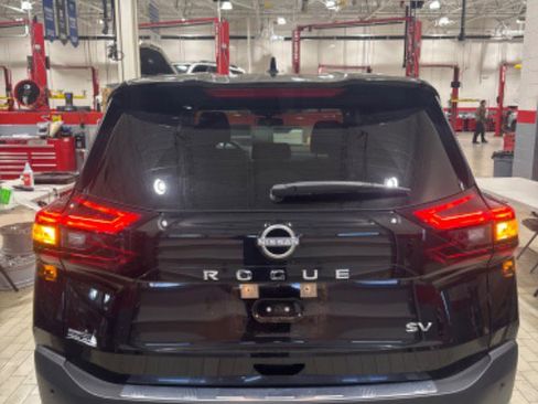 Used 2023 Nissan Rogue SV image 7