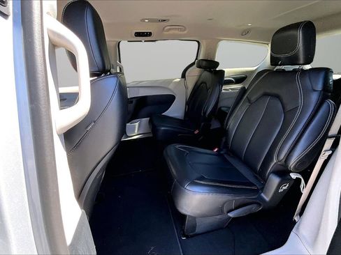 Used 2024 Chrysler Pacifica Touring-L FWD image 21