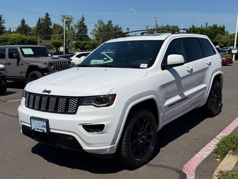 Used 2022 Jeep Grand Cherokee Laredo X AWD/4WD image 4