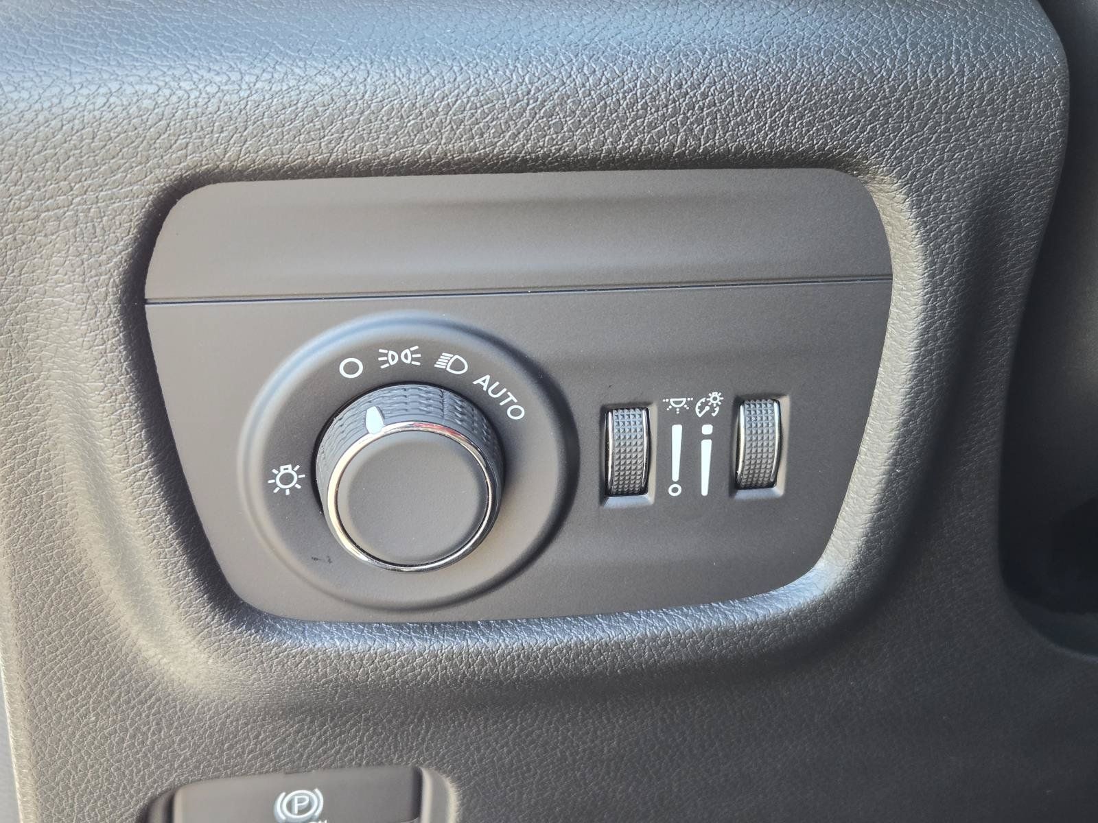 Used 2025 Jeep Grand Cherokee Laredo X RWD image 18