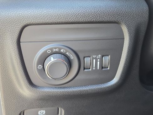 Used 2025 Jeep Grand Cherokee Laredo X image 18