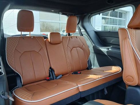 Used 2025 Chrysler Pacifica Pinnacle FWD image 19