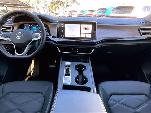 Certified 2025 Volkswagen Atlas SE image 16