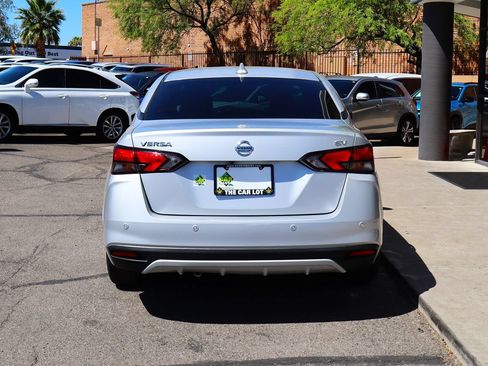 Used 2021 Nissan Versa SV FWD image 11