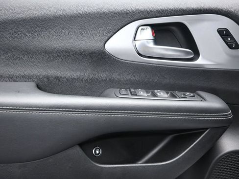 Used 2024 Chrysler Pacifica Limited FWD image 18