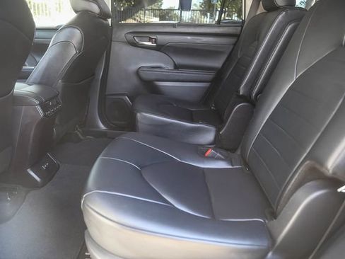 Used 2024 Toyota Highlander XLE FWD image 19