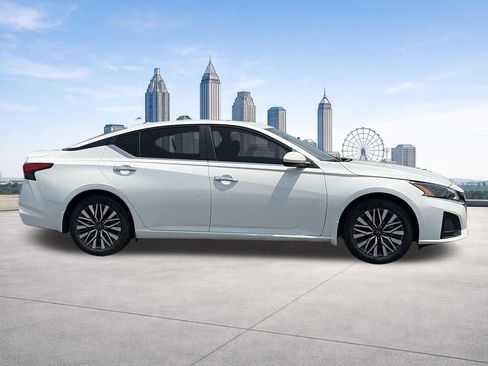 Certified 2024 Nissan Altima 2.5 SV w/ SV Premium Package FWD image 6