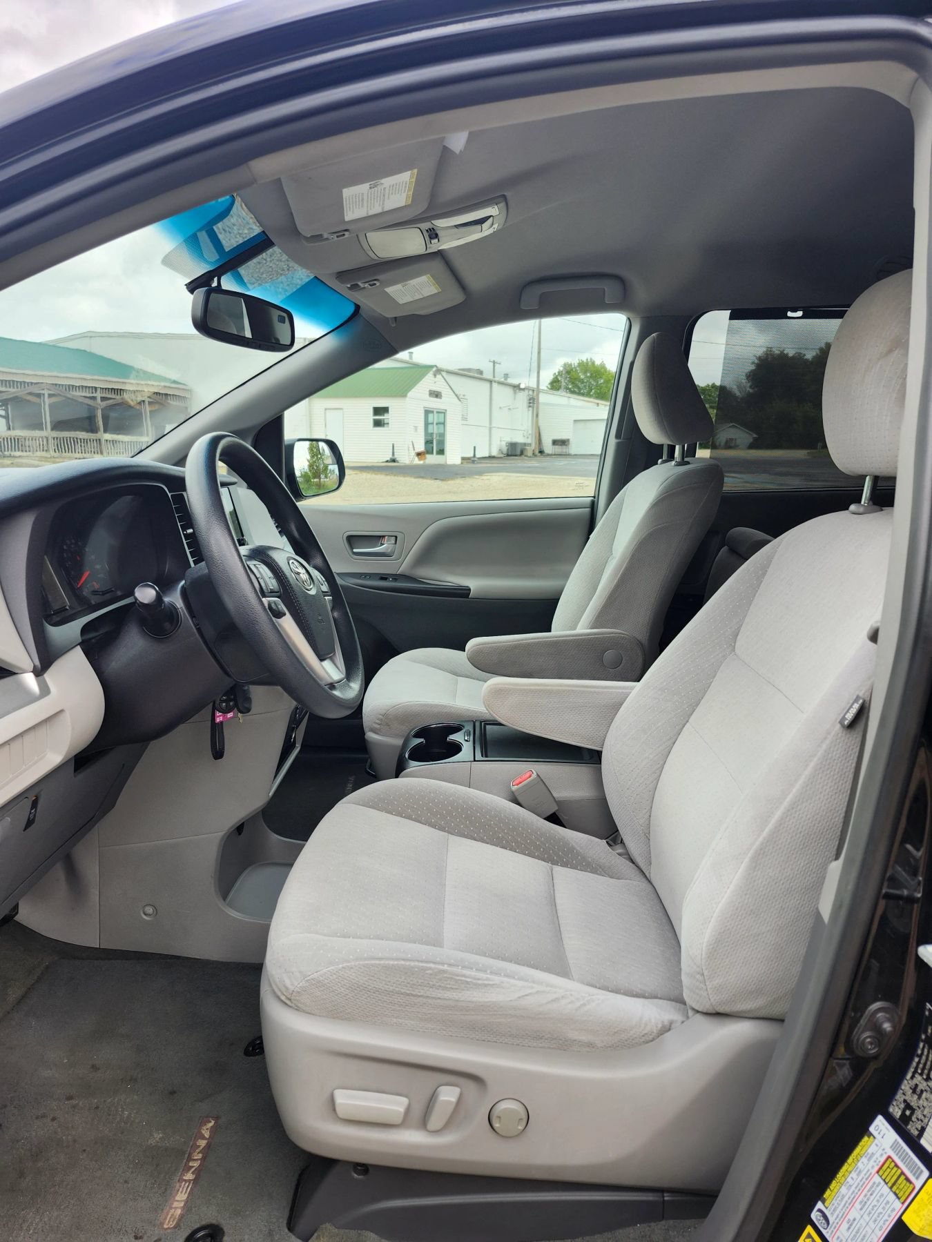 Used 2016 Toyota Sienna LE w/ Four Season Floor Mat Package FWD image 10