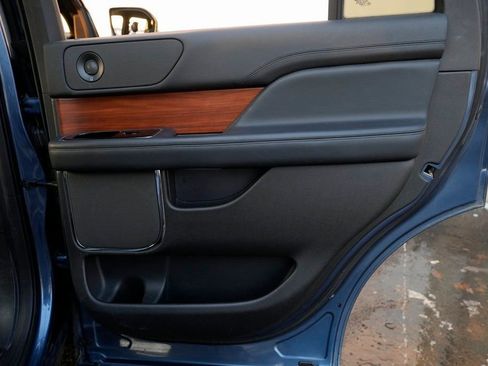 Used 2019 Lincoln Navigator Select image 39