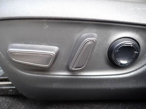 Certified 2021 Toyota Venza XLE image 22