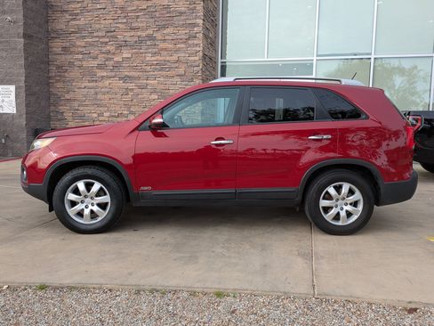 Used 2011 Kia Sorento LX w/ Convenience Pkg image 2