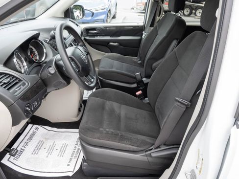 Used 2018 Dodge Grand Caravan SE w/ UConnect Hands-Free Group FWD image 19