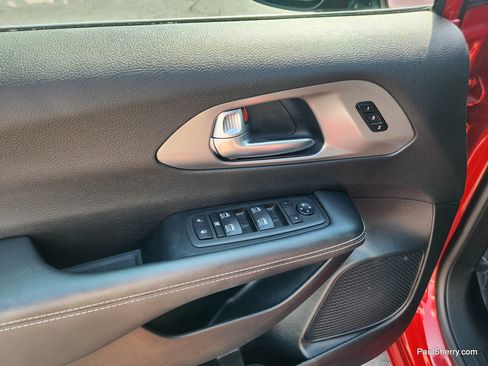 Used 2025 Chrysler Pacifica Select FWD image 27