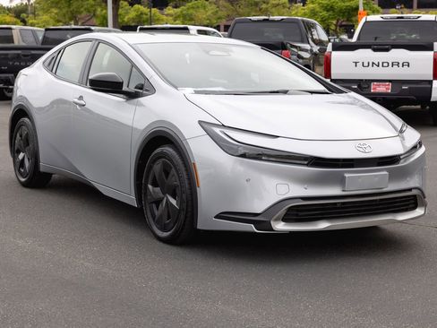 Used 2026 Toyota Prius Plug-In Hybrid image 3