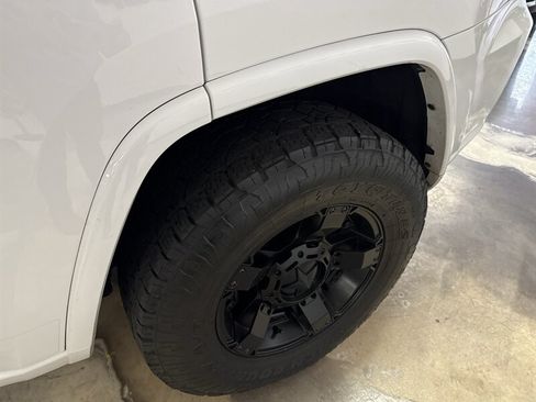 Used 2019 Jeep Grand Cherokee Overland RWD image 11