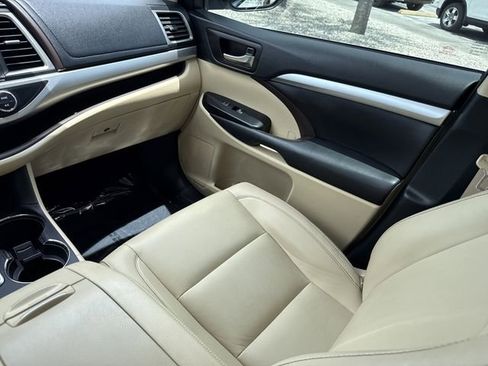 Used 2019 Toyota Highlander XLE AWD/4WD image 23