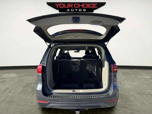 Used 2017 Kia Sedona LX w/ LX Essentials Premium Package FWD image 9