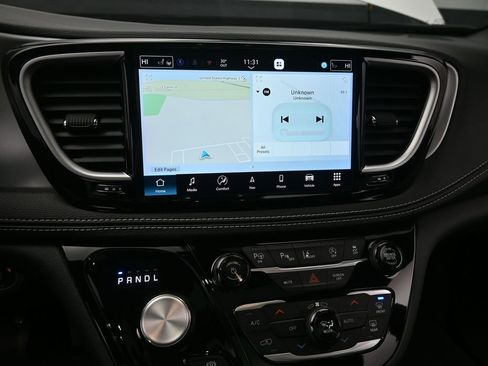 Used 2025 Chrysler Pacifica Limited image 32