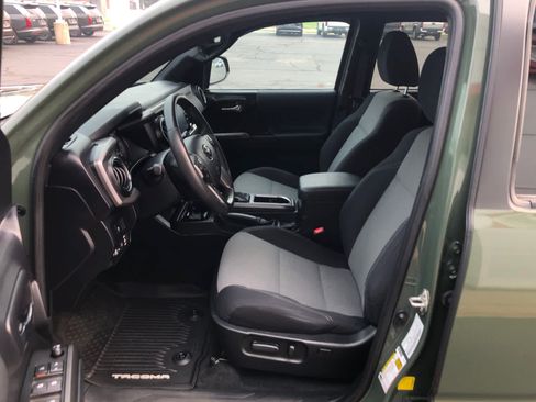 Used 2021 Toyota Tacoma TRD Off-Road AWD/4WD image 7