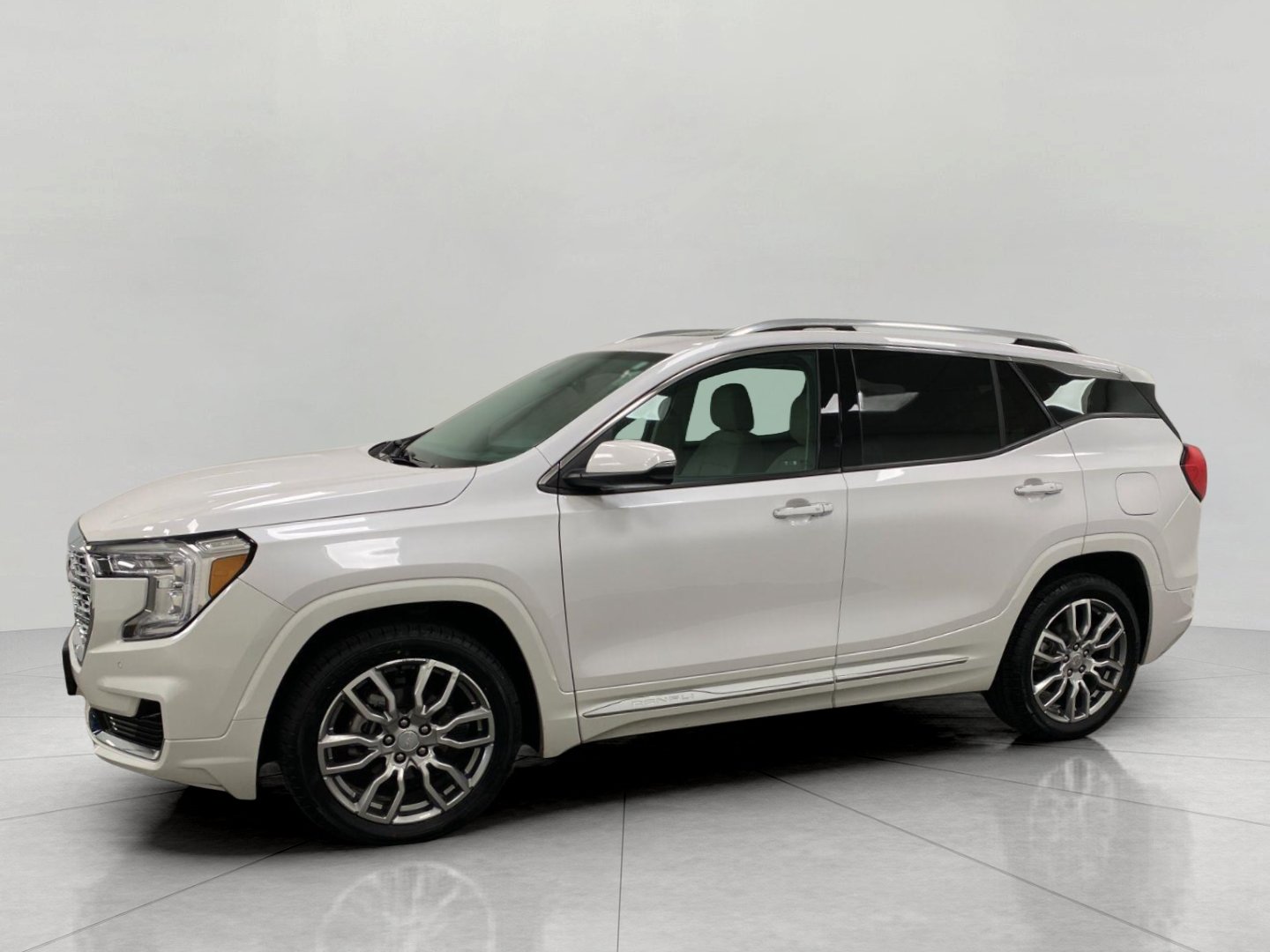 Used 2023 GMC Terrain Denali w/ LPO, Floor Liner Package AWD/4WD image 9