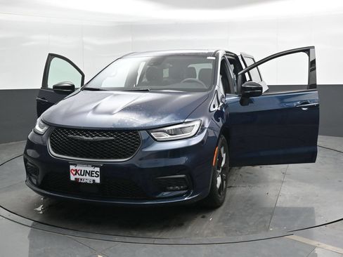 Used 2023 Chrysler Pacifica Limited w/ S Appearance Package FWD image 47