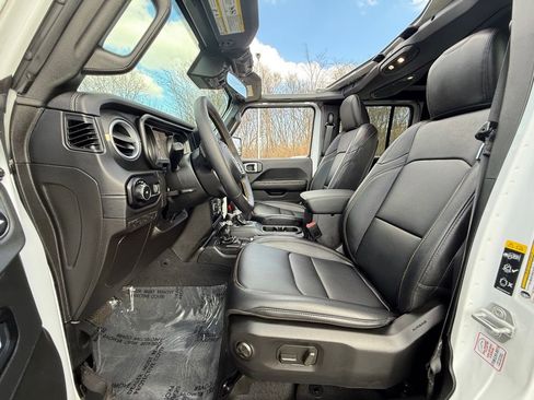Used 2024 Jeep Wrangler Sahara image 19