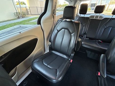 Certified 2023 Chrysler Pacifica Touring-L FWD image 12