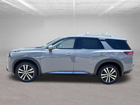 Used 2023 Nissan Pathfinder Platinum w/ Cargo Package AWD/4WD image 2