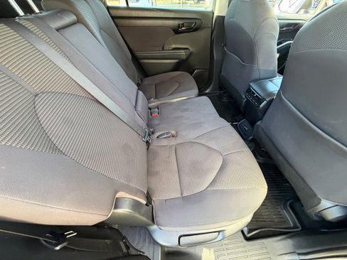 Used 2022 Toyota Highlander LE image 12