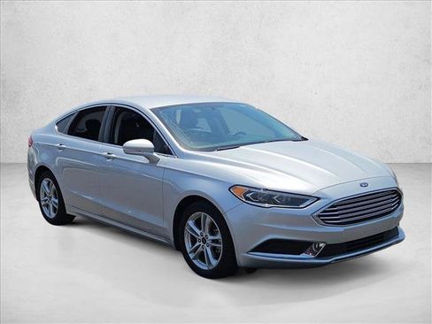 Used 2018 Ford Fusion SE w/ Fusion SE Technology Package FWD image 3