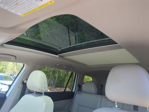 Used 2019 Volkswagen Atlas SE w/ Panoramic Sunroof Package FWD image 17