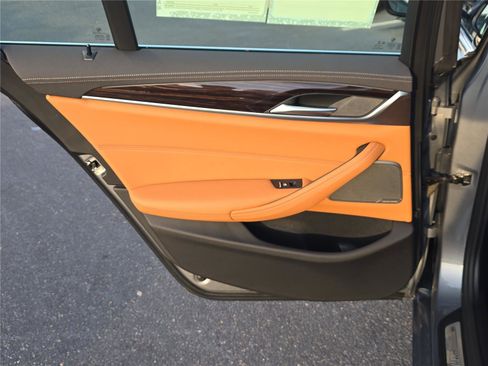 Used 2023 BMW 540i w/ Premium Package image 9