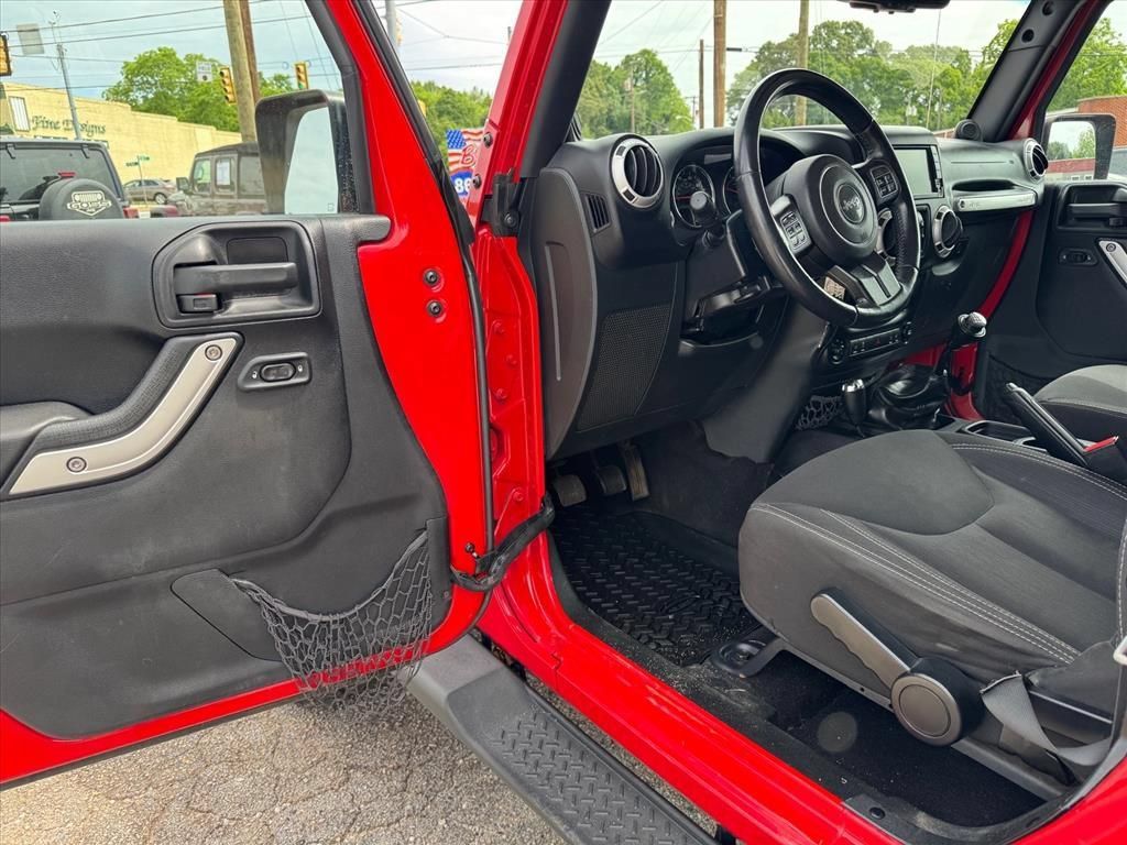 Used 2014 Jeep Wrangler Unlimited Sahara w/ Connectivity Group AWD/4WD image 14