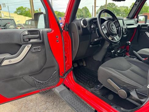 Used 2014 Jeep Wrangler Unlimited Sahara w/ Connectivity Group AWD/4WD image 14