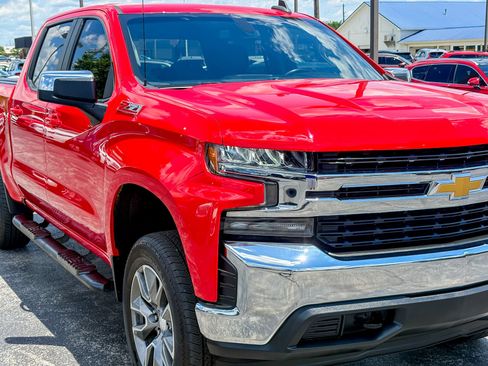 Used 2022 Chevrolet Silverado 1500 LT AWD/4WD image 3