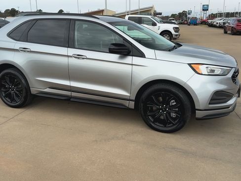 Used 2024 Ford Edge SE w/ Black Appearance Package image 3