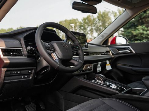 New 2025 Mitsubishi Outlander SE image 19