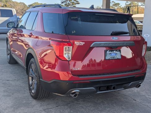 Used 2023 Ford Explorer XLT w/ Equipment Group 202A image 9
