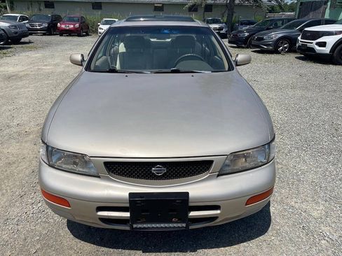 Used 1996 Nissan Maxima SE FWD image 2