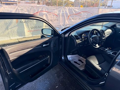 Used 2019 Chrysler 300 Touring w/ Sport Appearance Package image 14