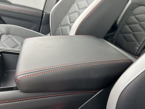 Used 2025 Volkswagen Atlas Peak Edition SE image 32