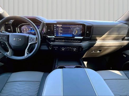 Used 2025 Chevrolet Silverado 2500 ZR2 w/ Technology Package image 6