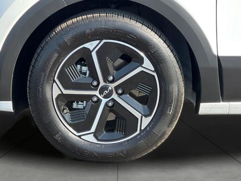 Used 2025 Kia Niro LX image 30