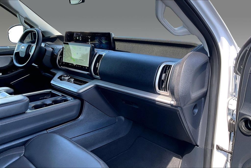 Used 2025 Ford Expedition Active RWD image 10