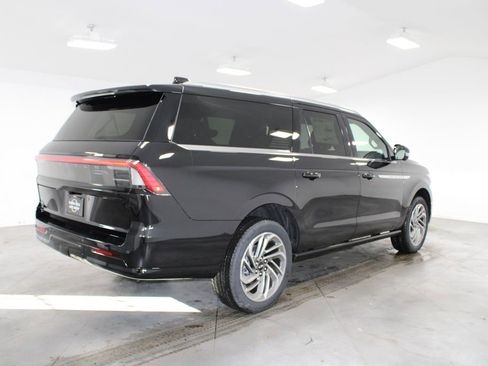 New 2026 Lincoln Navigator L Reserve AWD/4WD image 8