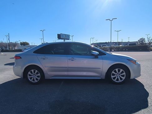 Used 2021 Toyota Corolla LE image 12