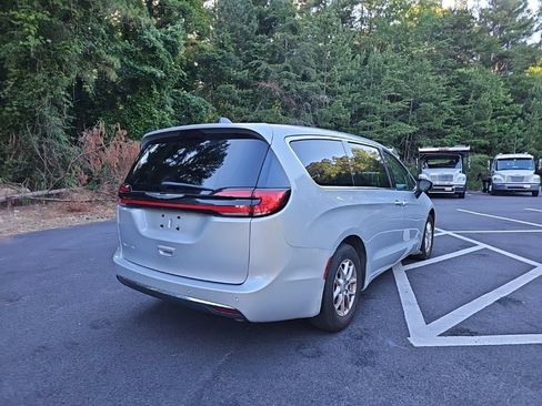 Used 2023 Chrysler Pacifica Touring-L FWD image 5