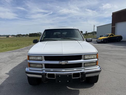 Used 1999 Chevrolet Suburban 2500 w/ Preferred Equipment Group 2 image 8
