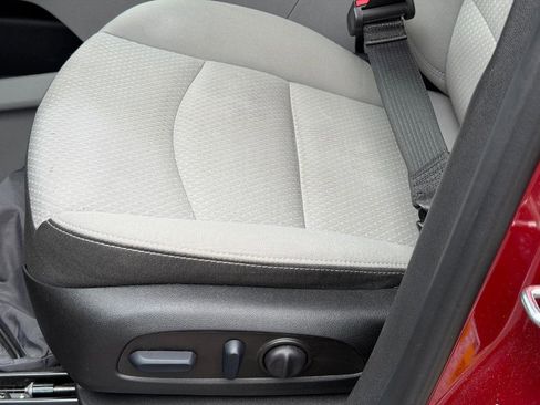 Used 2023 GMC Terrain SLE w/ Driver Convenience Package image 21